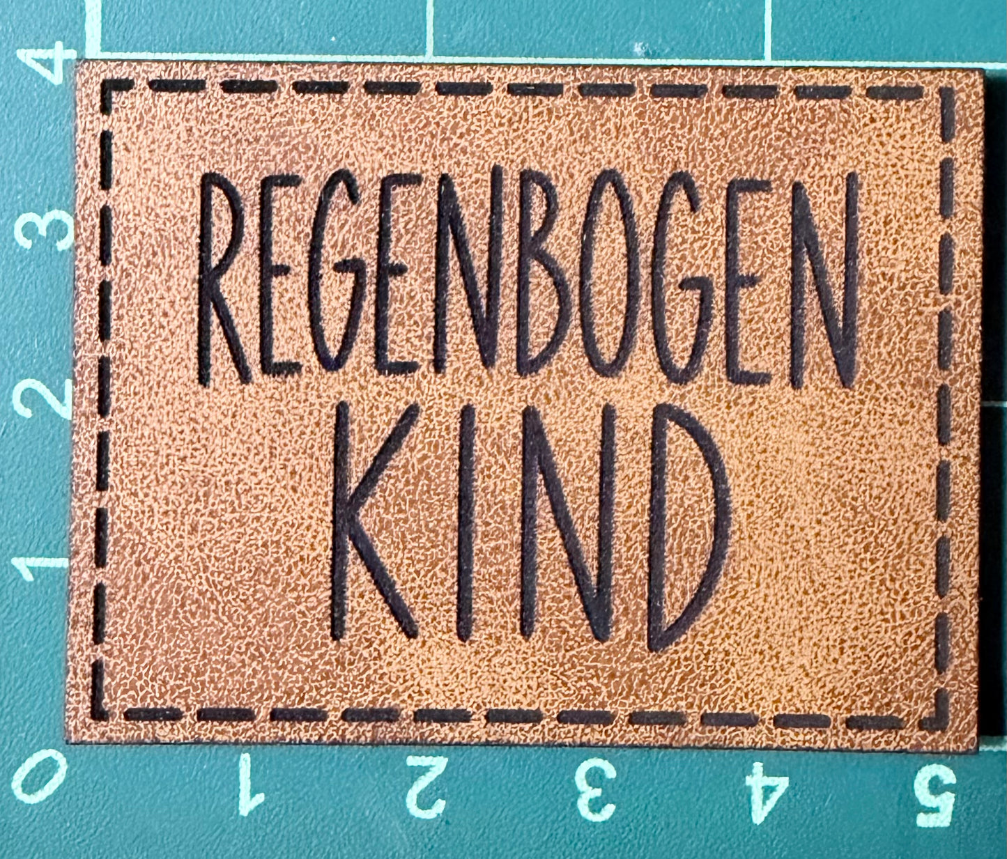 Kunstleder-Patch „REGENBOGEN KIND“ – zum Aufnähen