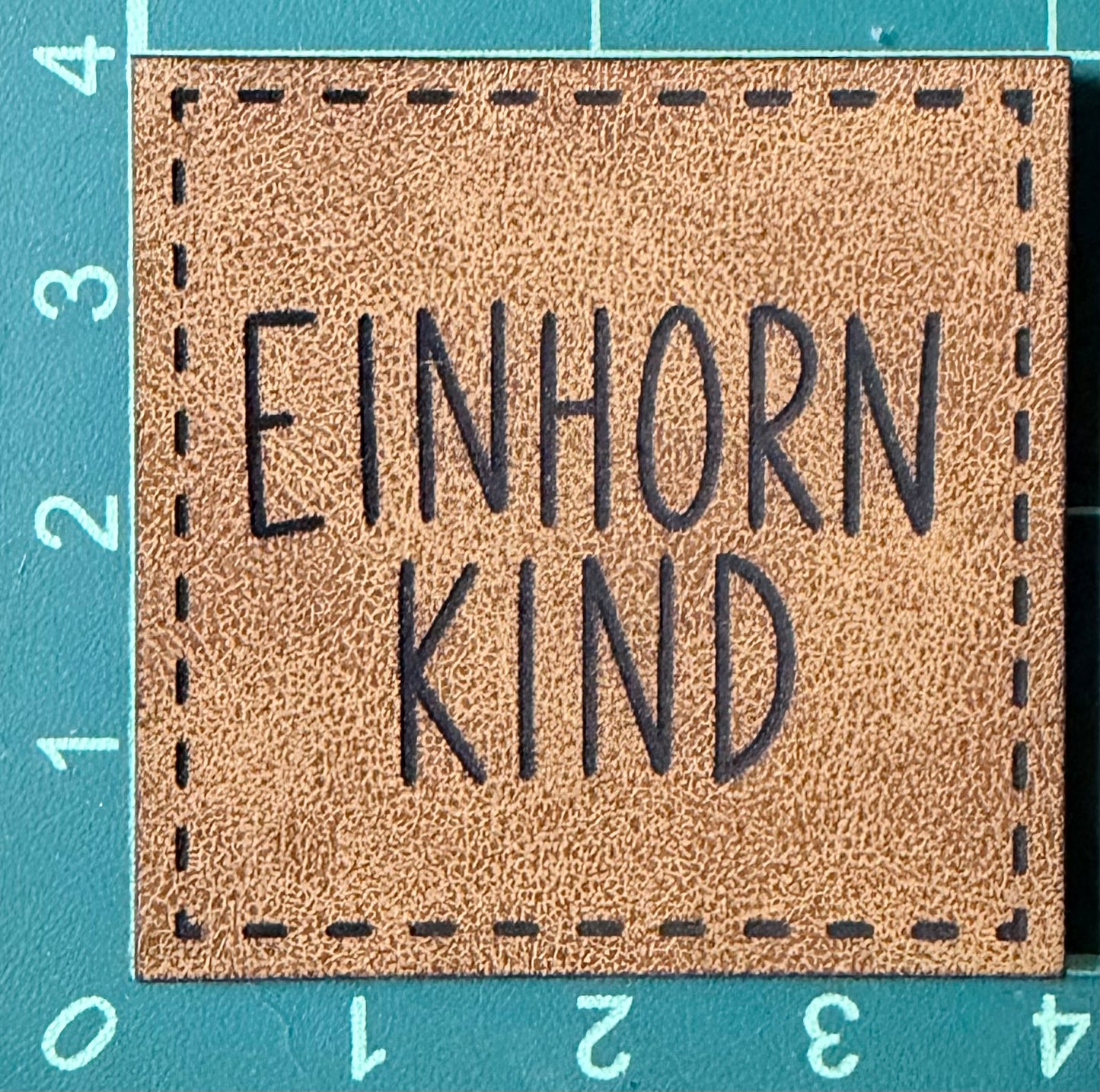 Kunstleder-Patch mit „EINHORN KIND“ – zum Aufnähen