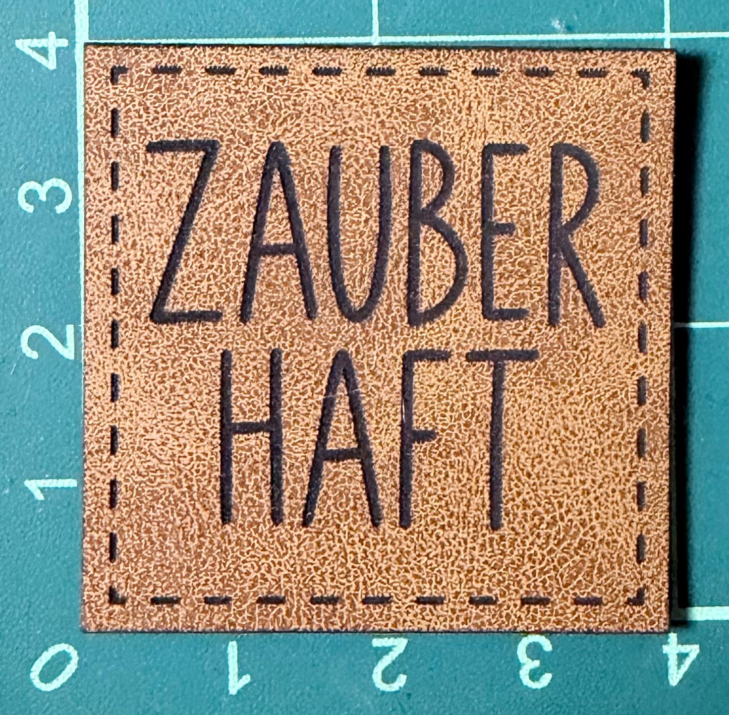 Kunstleder-Patch „ZAUBERHAFT“ – zum Aufnähen