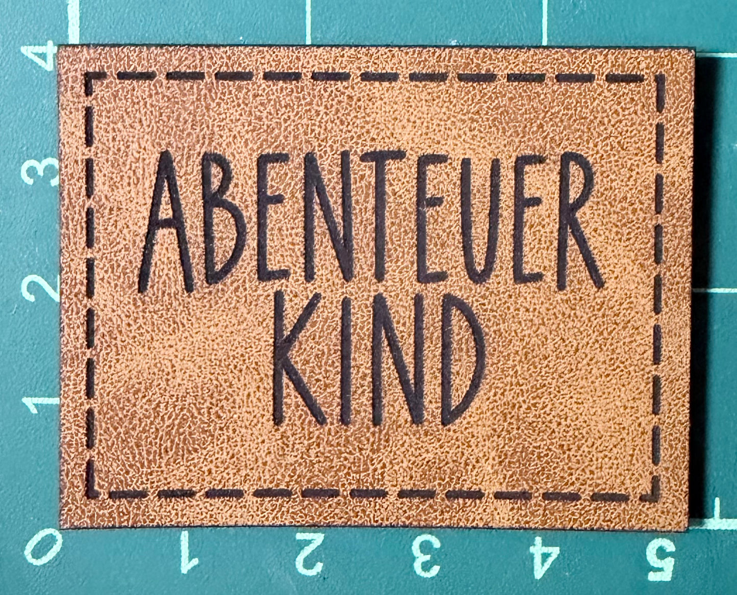 Kunstleder-Patch „ABENTEUER KIND“ – zum Aufnähen