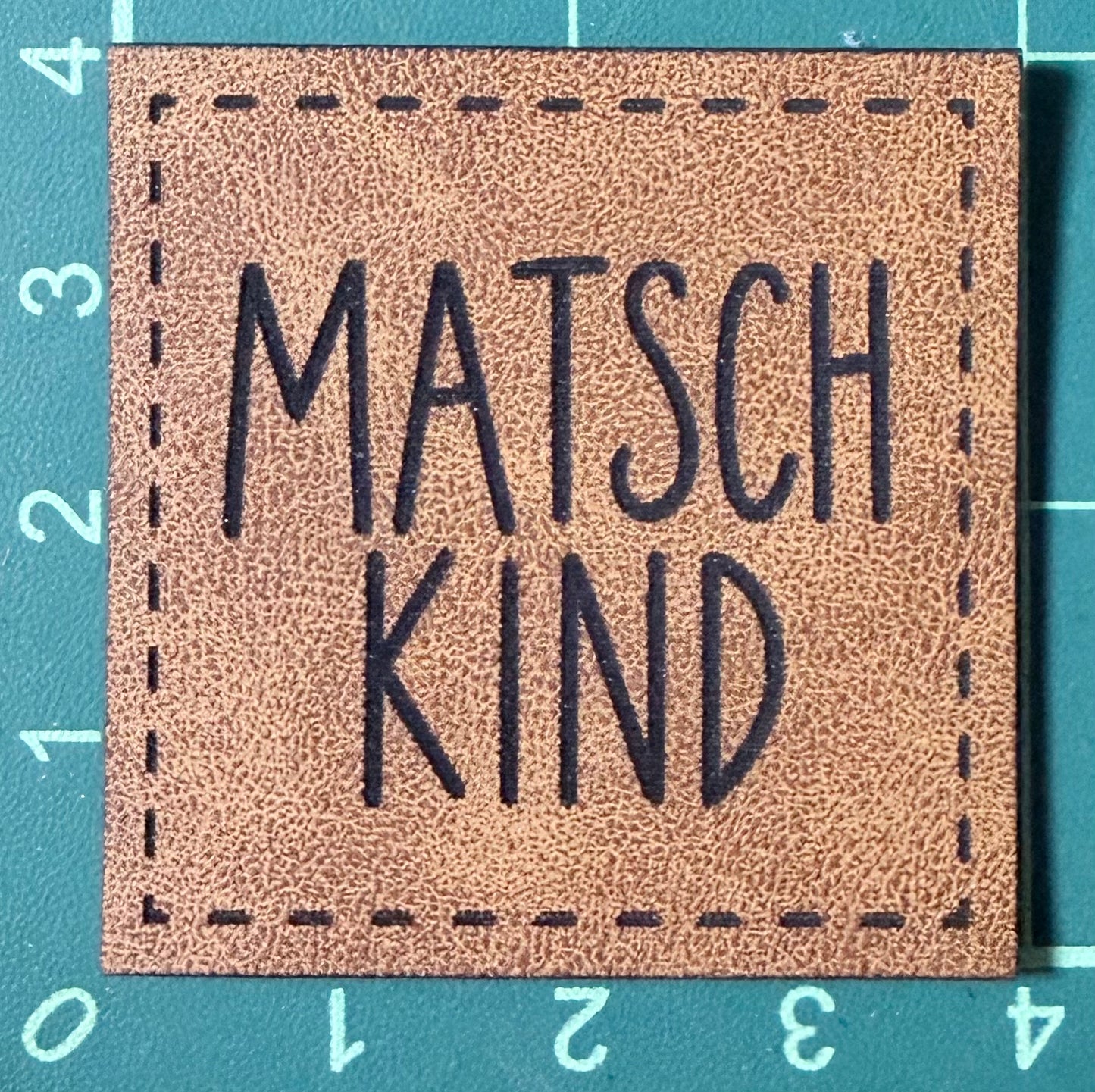 Kunstleder-Patch mit „MATSCHKIND“ – zum Aufnähen