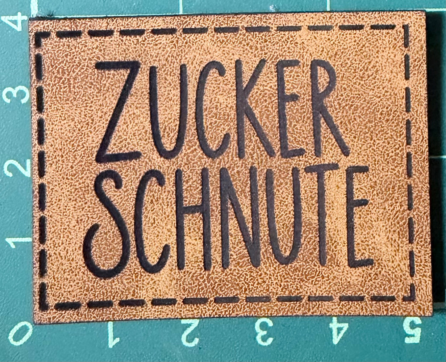 Kunstleder-Patch „ZUCKERSCHNUTE“ – zum Aufnähen