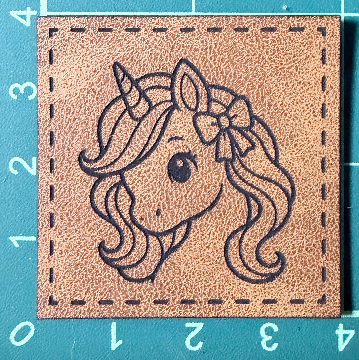 Kunstleder-Patch mit Einhorn – zum Aufnähen