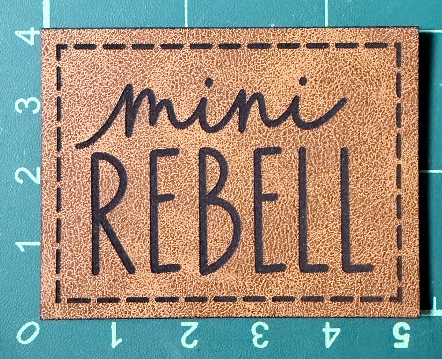 Kunstleder-Patch „Mini REBELL“ – zum Aufnähen