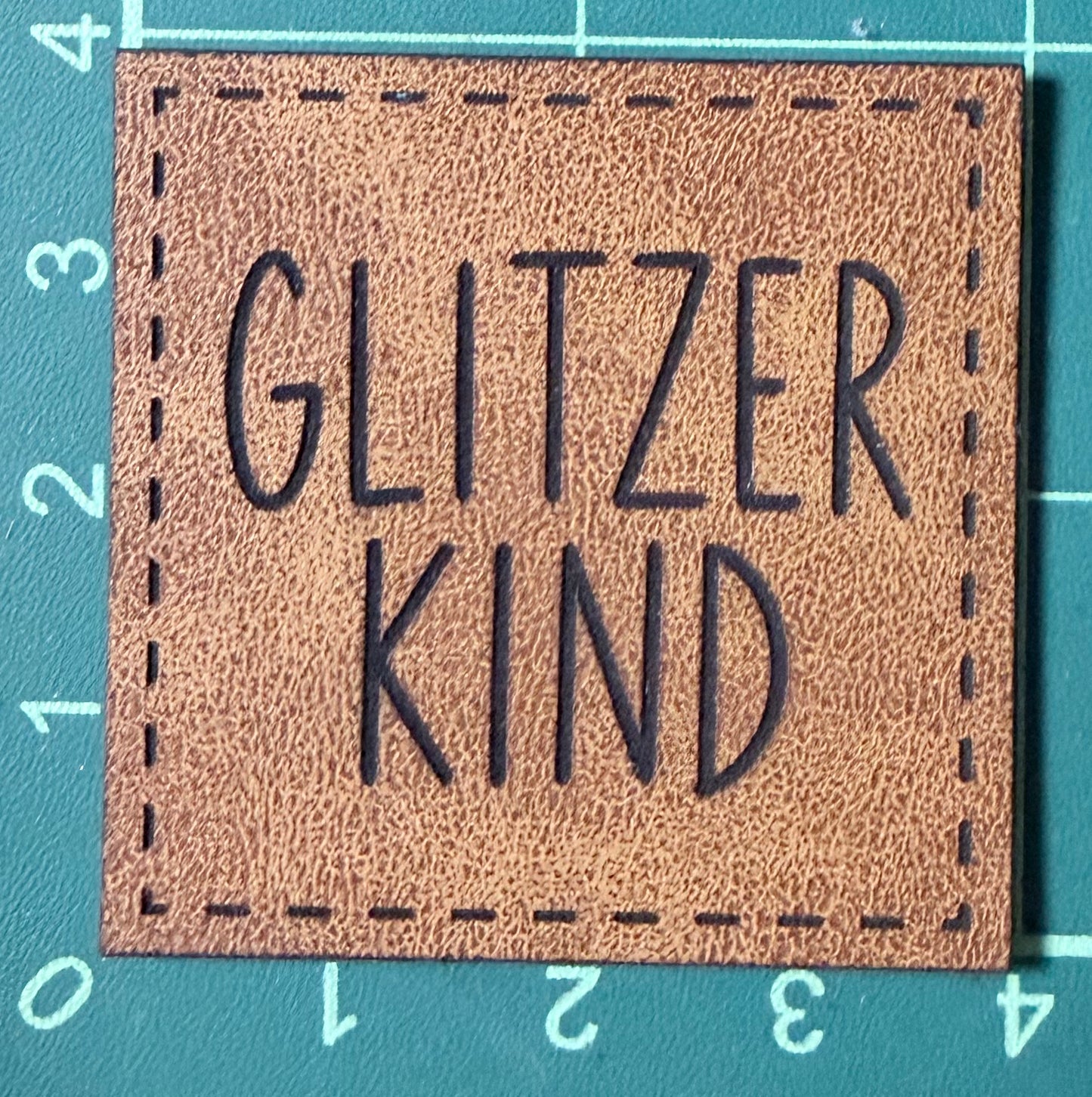 Kunstleder-Patch mit „GLITZER KIND“ – zum Aufnähen
