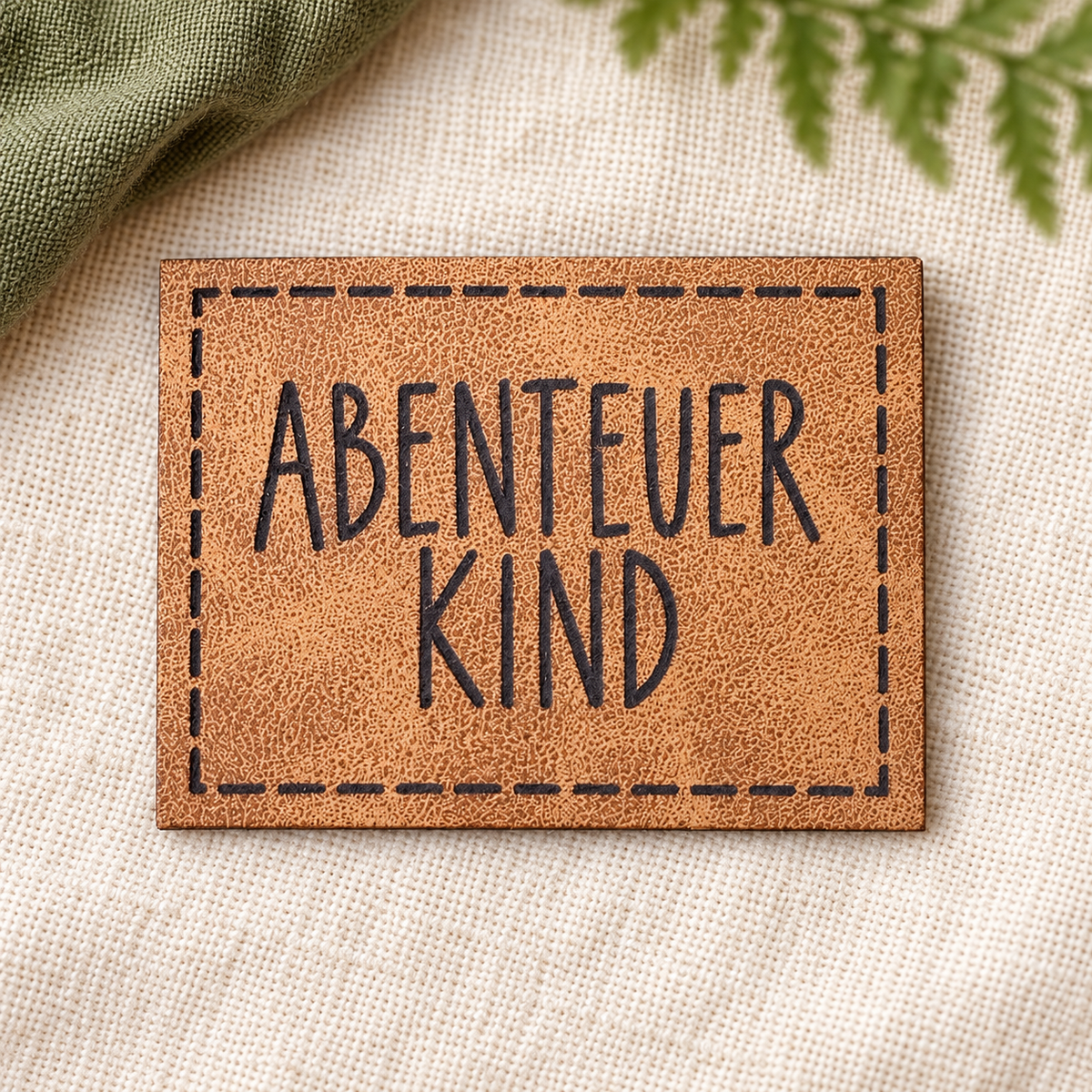 Kunstleder-Patch „ABENTEUER KIND“ – zum Aufnähen