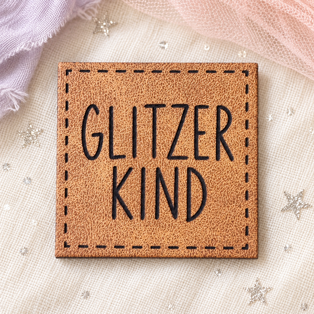 Kunstleder-Patch mit „GLITZER KIND“ – zum Aufnähen